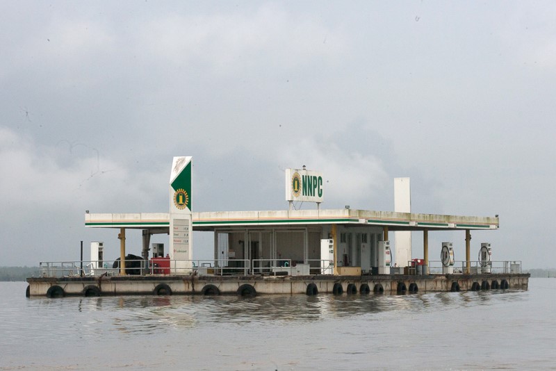 © Reuters. A floating fuel filling station belonging to Nigeria’s state oil firm Nigerian National Petroleum Corporation sits idle on a river in the oil rich southeastern Delta state