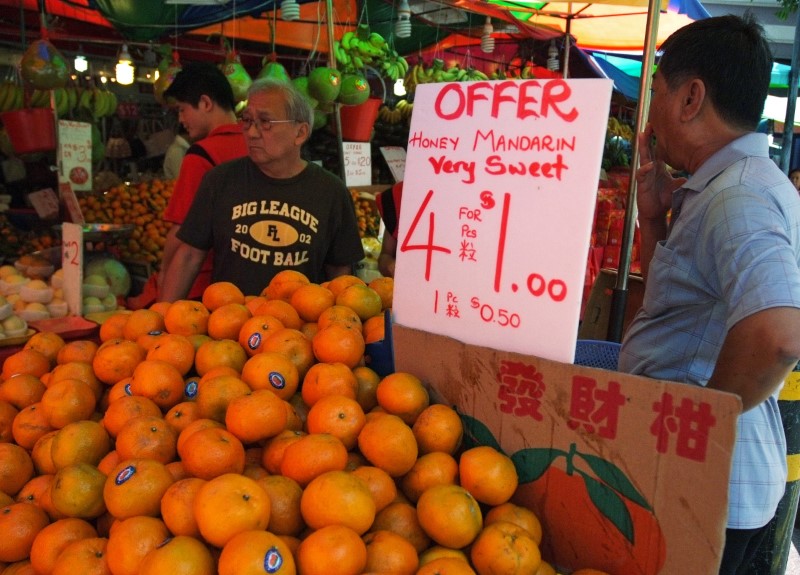© Reuters. A seller displays oranges for sale at a stall in Singapore