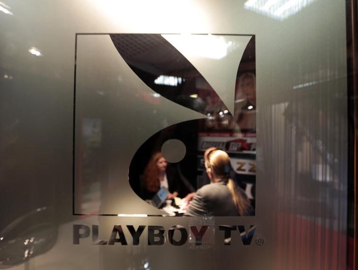 © Reuters. La primera "conejita" transgénero de Playboy espera ayudar a todas las mujeres