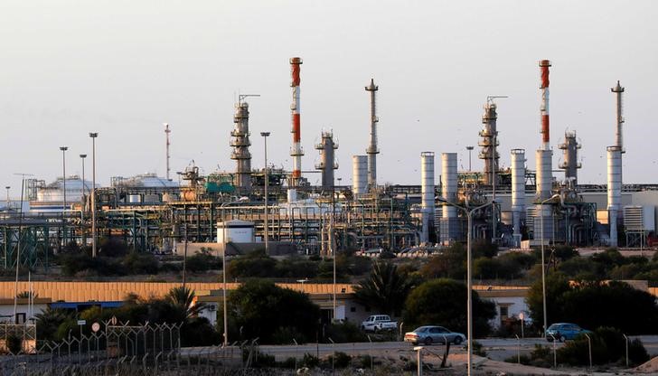 © Reuters. Нефтегазовый завод Mellitah недалеко от Зувара, Ливия