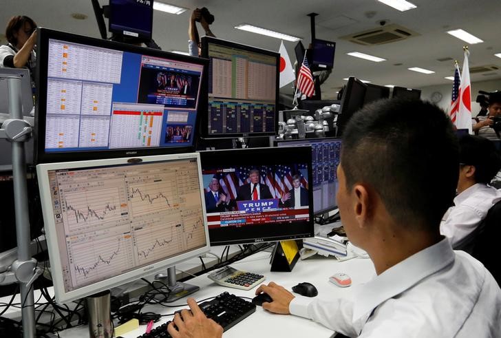 © Reuters. Трейдеры на токийской бирже