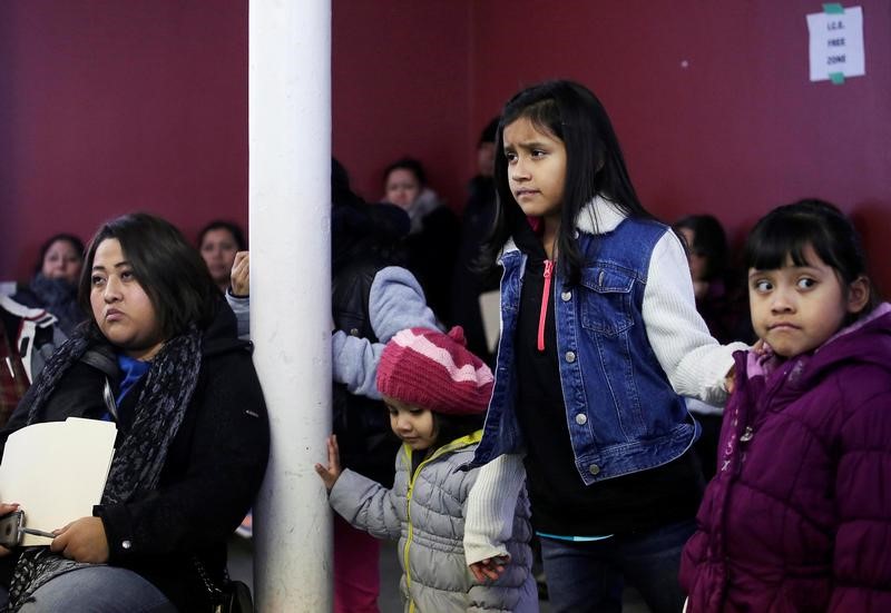 © Reuters. مصادر: إدارة ترامب تدرس تشديد إجراءات فحص اللاجئين من النساء والأطفال