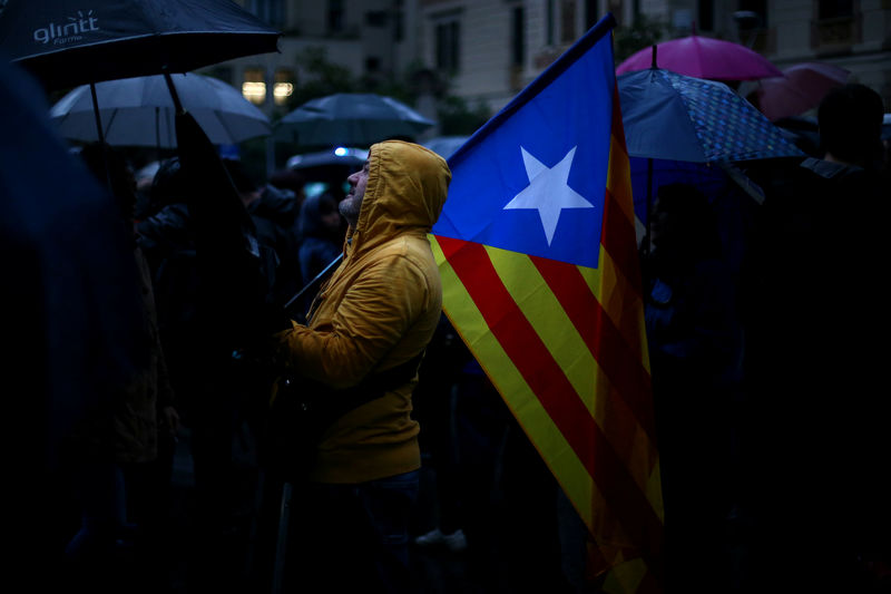 © Reuters. A demonstrator holds an Estelada during a gathering to protest against the imprisonment of the leaders of two of the largest Catalan separatist organisations, in Barcelona