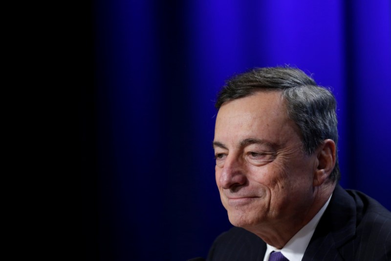 © Reuters. European Central Bank (ECB) President Mario Draghi holds a news conference during the IMF/World Bank annual meetings in Washington