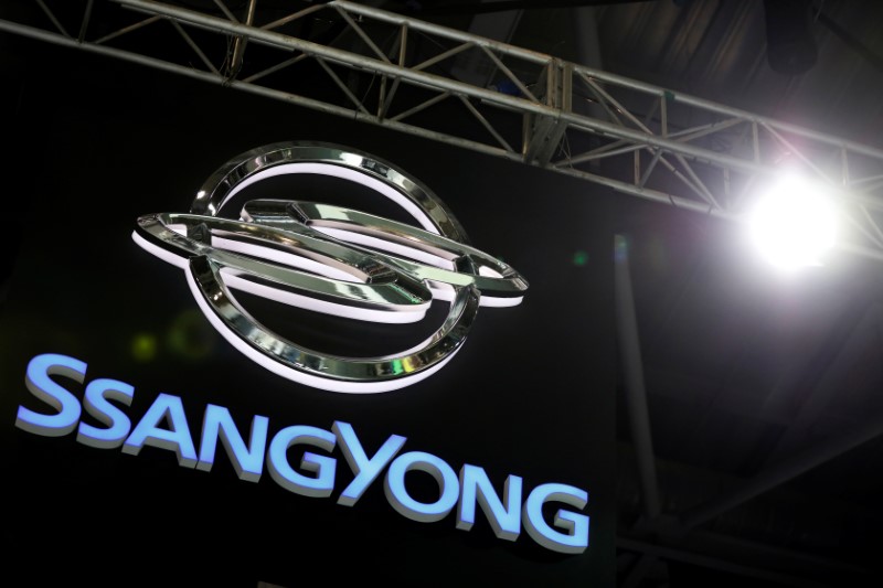 © Reuters. The logo of Ssangyong Motor is seen during the 2017 Seoul Motor Show in Goyang