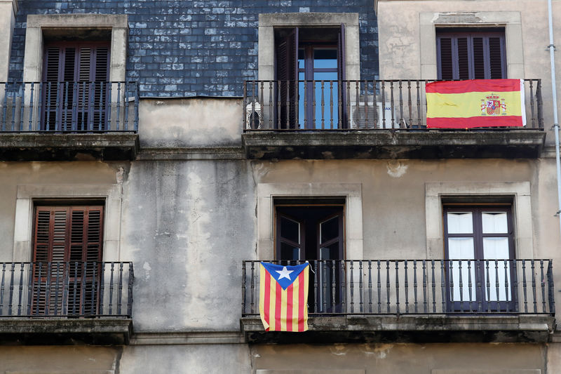 © Reuters. Bandeiras da Espanha e da Catalunha em um prédio em Barcelona