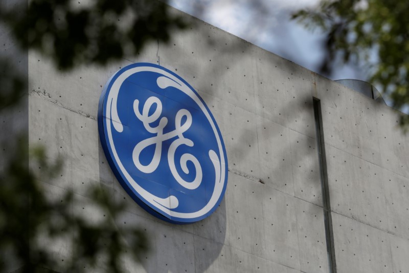 © Reuters. FILE PHOTO: Logo of General Electric Co. is pictured at the Global Operations Center in San Pedro Garza Garcia