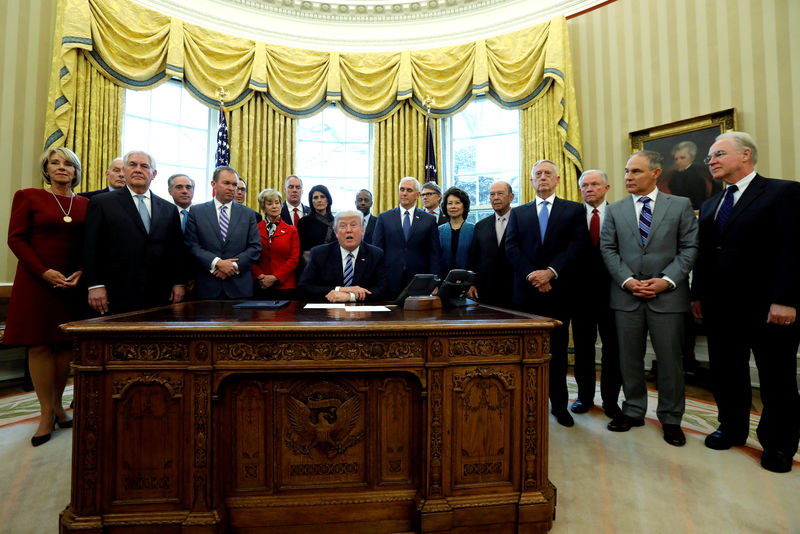 © Reuters. FILE PHOTO: Trump signs an executive order in the Oval Office at the White House in Washington