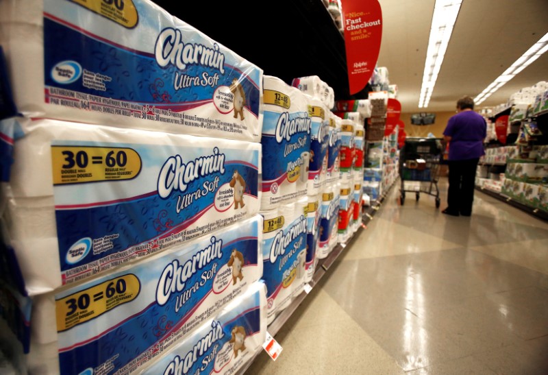 © Reuters. FILE PHOTO: Charmin toilet paper, a product distributed by Procter & Gamble, is pictured on sale at a Ralphs grocery store in Pasadena