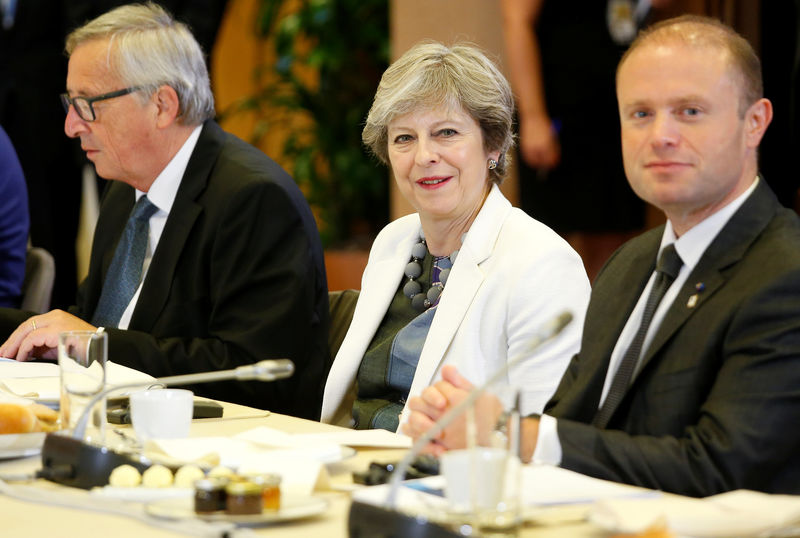 © Reuters. European Commission President Jean-Claude Juncker, British Prime Minister Theresa May, and Maltese Prime Minister Joseph Muscat take part in an EU summit in Brussels