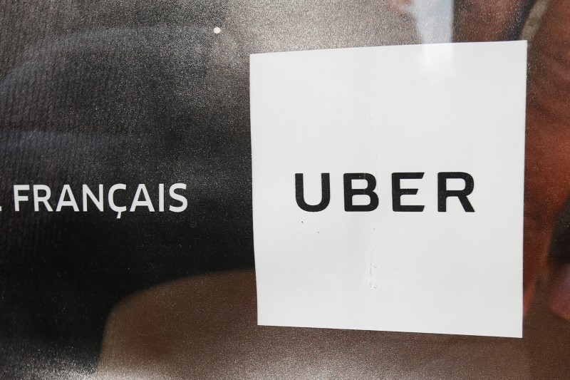 © Reuters. FILE PHOTO: An advertisement for the Uber car and ride-sharing service is seen on a bus stop in Paris