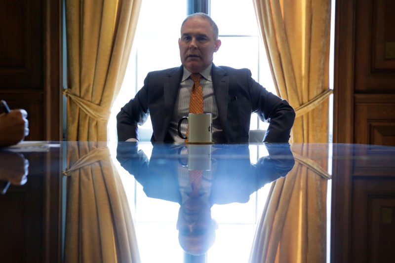 © Reuters. Environmental Protection Agency Administrator Scott Pruitt speaks during an interview for Reuters