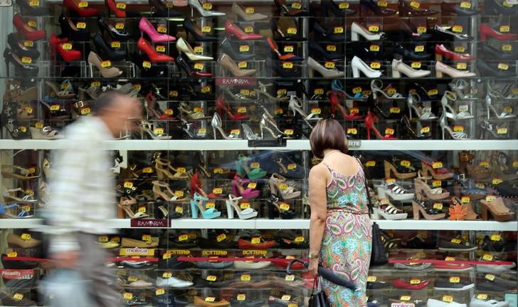 © Reuters. Consumidora observa loja de sapatos no centro de São Paulo