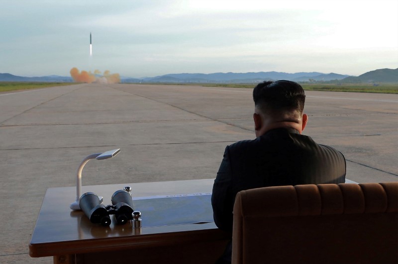 © Reuters. Líder norte-coreano, Kim Jong Un, assiste lançamento de míssil Hwasong-12 em foto divulgada pela agência de notícias oficial da Coreia do Norte, KCNA