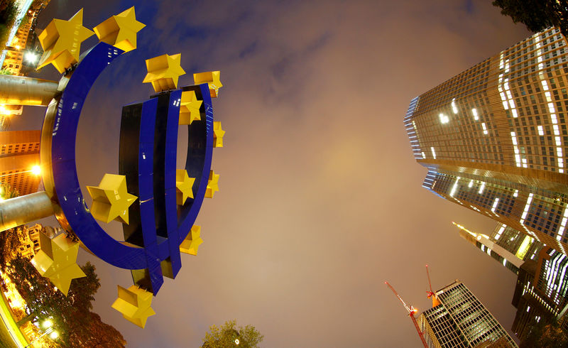 © Reuters. FILE PHOTO: The euro sign landmark is seen at the headquarters of the European Central Bank (ECB) in Frankfurt