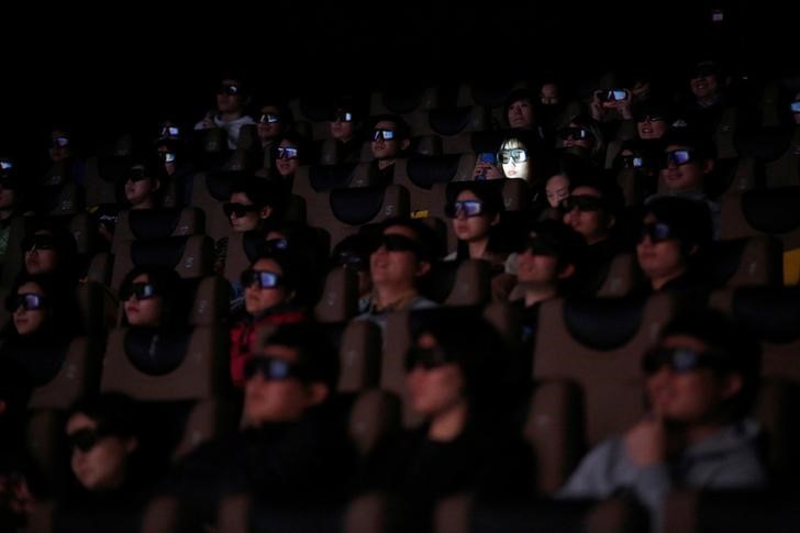 © Reuters. Pessoas assistem filme em cinema em Xangai, na China