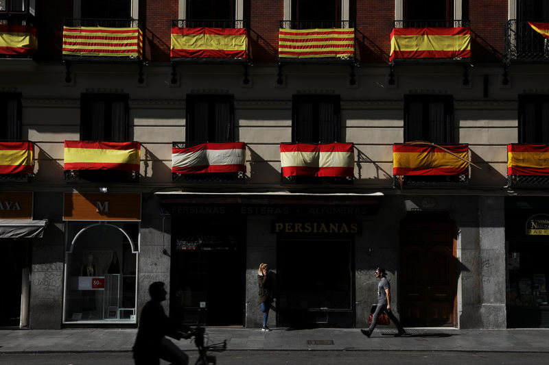© Reuters. Spanish and Catalan flags hang from balconies in Madrid
