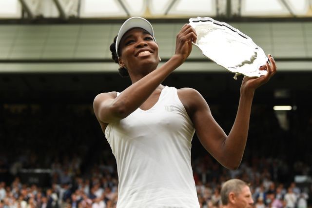 © Reuters. FILE PHOTO: Venus Williams of the U.S. poses with the runner up trophy after losing the final against Spain’s Garbine Muguruza