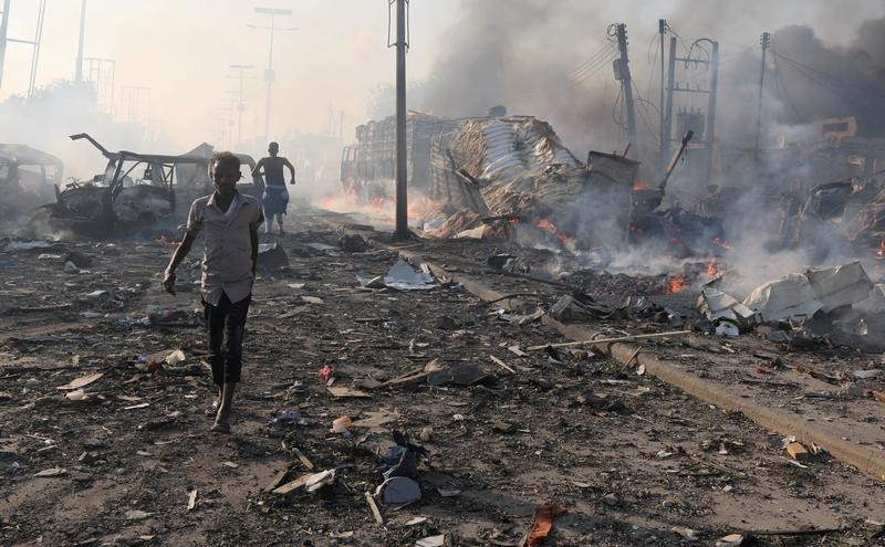 © Reuters. آلاف الصوماليين يشيعون المئات من ضحايا تفجير دام
