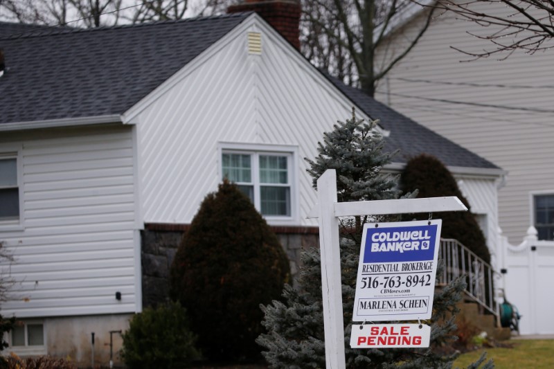 © Reuters. A real estate sign is seen in the yard of a home in Freeport, New York