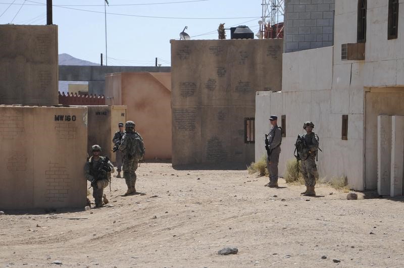 © Reuters. Afghan Uniform Police and soldiers from the U.S. Army 4th Brigade Combat Team train at National Training Center at Ft. Irwin California