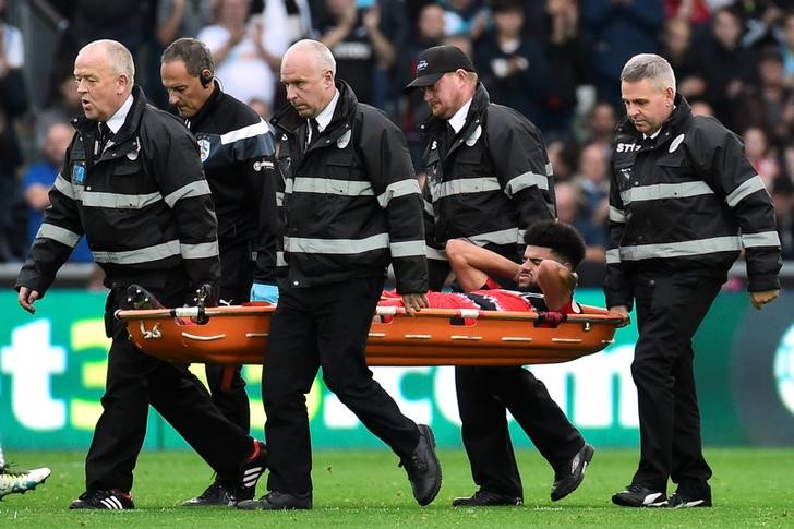 © Reuters. بيلينج لاعب هدرسفيلد قد يخضع لجراحة تبعده 12 أسبوعا عن الملاعب