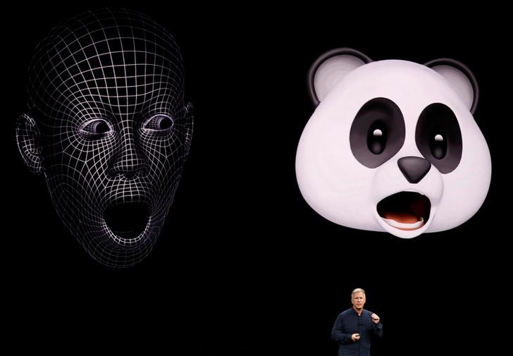 © Reuters. Apple's Schiller shows Animoji during a launch event in Cupertino