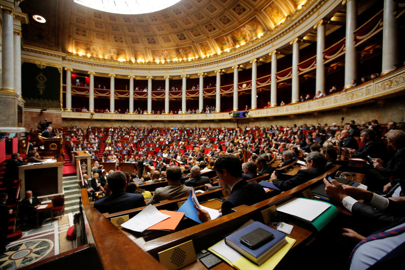 © Reuters. LES DÉPUTÉS VOTENT LA SUPPRESSION DE L'ISF