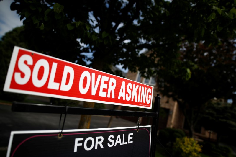 © Reuters. A real estate sign in a suburb of Toronto.   REUTERS/Mark Blinch