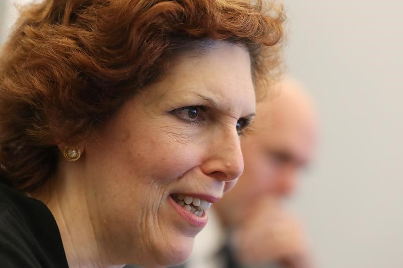 © Reuters. FILE PHOTO: Loretta Mester, president of the Federal Reserve Bank of Cleveland, speaks during an interview in Manhattan, New York