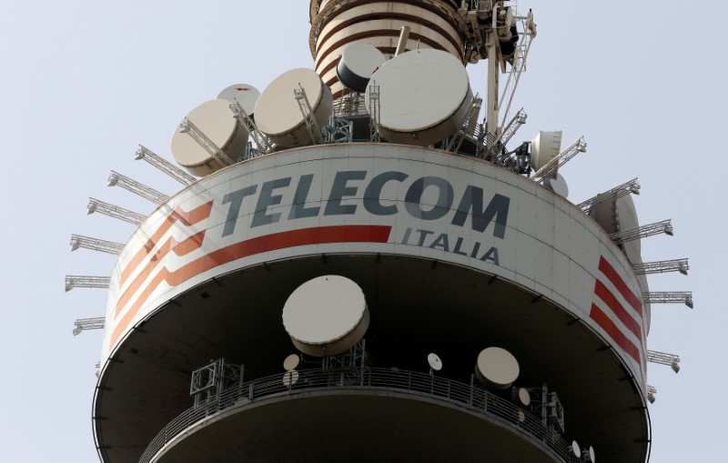 © Reuters. FILE PHOTO:A Telecom Italia tower is pictured in Rome