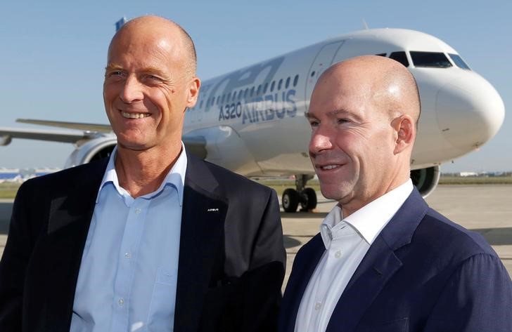 © Reuters. Presidente-executivo da Airbus, Tom Enders (E) e o presidente-executivo da Bombardier, Alain Bellemare (D), durante coletiva de imprensa para anunciar parceria no programa CSeries, em Colomiers, França