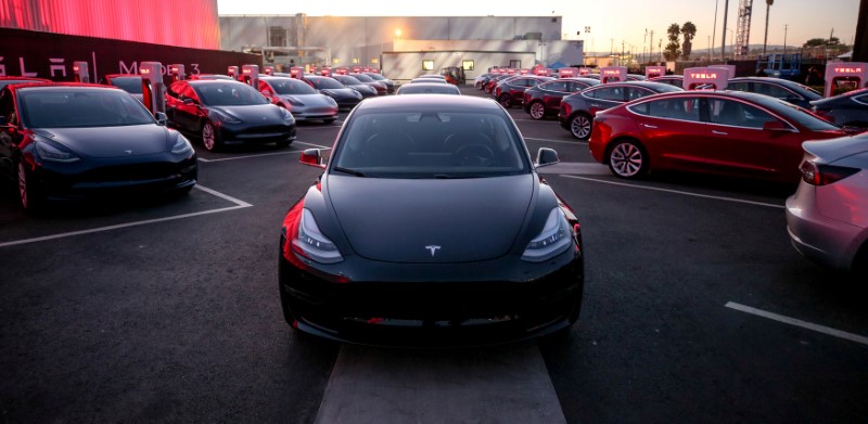 © Reuters. FILE PHOTO: Tesla Model 3 cars are seen as Tesla holds an event at the factory handing over its first 30 Model 3 vehicles to employee buyers at the company’s Fremont facility in California