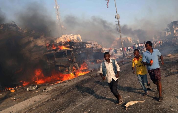 © Reuters. ارتفاع عدد قتلى تفجيرين في الصومال إلى 358 شخصا