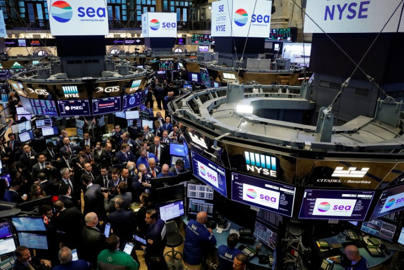 © Reuters. Traders gather for the IPO of Singapore-based Sea Limited on the floor of the NYSE in New York