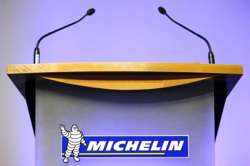 © Reuters. File photo of the logo of French tyre maker Michelin on an empty podium in Paris