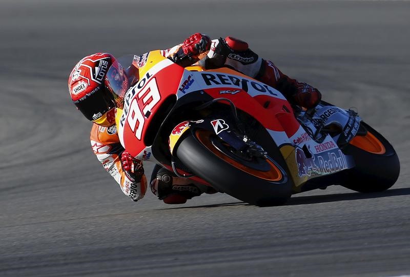 © Reuters. FILE PHOTO: Honda MotoGP rider Marquez of Spain races during the third free practicen ahead of the Valencia Motorcycle Grand Prix at the Ricardo Tormo racetrack in Cheste, near Valencia