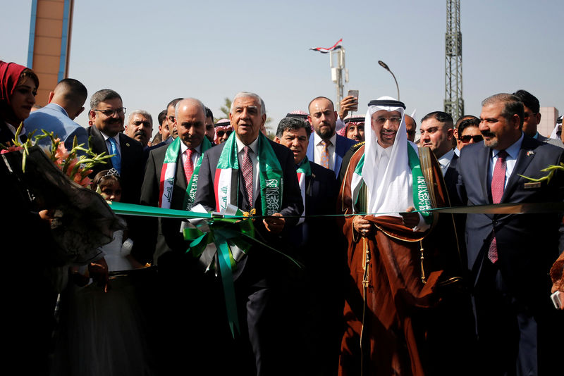 © Reuters. The Iraqi and the Saudi oil ministers Jabar al-Luaibi and Khalid al-Falih open the Baghdad International Exhibition, in Baghdad