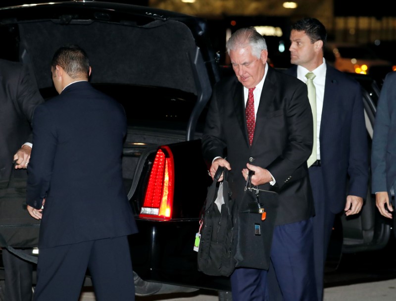 © Reuters. U.S. Secretary of State Rex Tillerson gathers his things to board his plane to depart for a several day Mideast trip, Friday, Oct. 20, 2017, in Andrews Air Force Base, Md