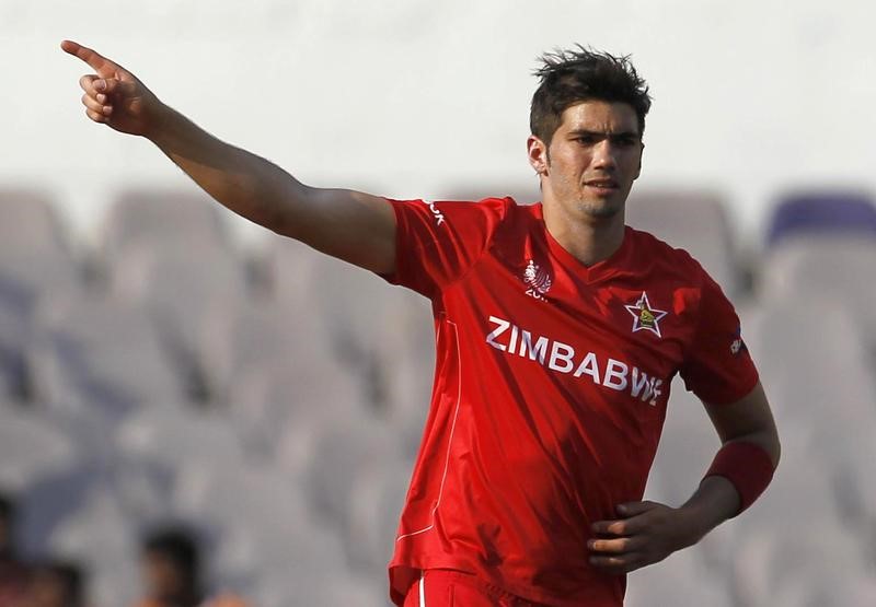 © Reuters. FILE PHOTO: Zimbabwe's Cremer celebrates bowling Canada's Rao during their ICC Cricket World Cup group A match  in Nagpur.