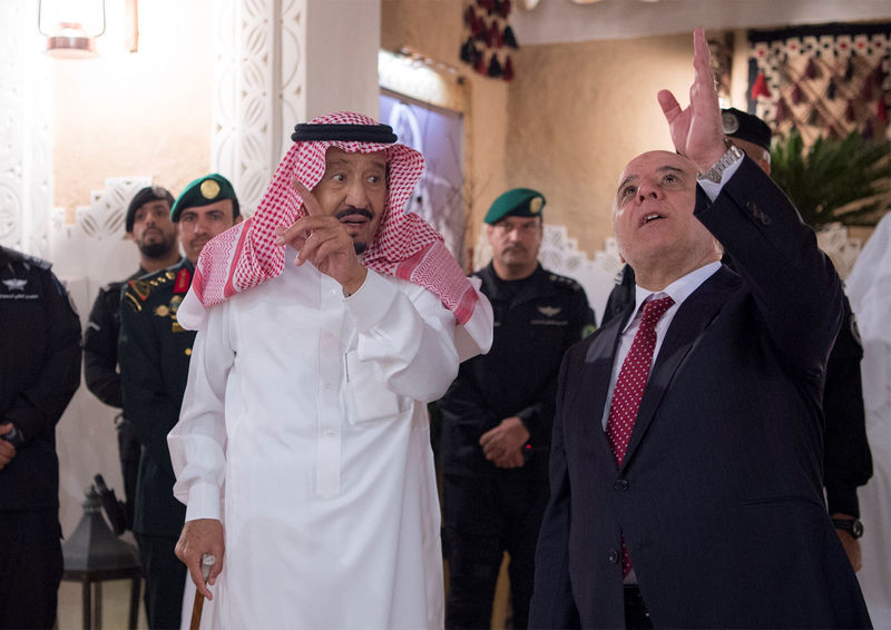 © Reuters. Saudi Arabia's King Salman bin Abdulaziz Al Saud gestures as he welcomes Iraqi Prime Minister Haider Al-Abadi in Riyadh