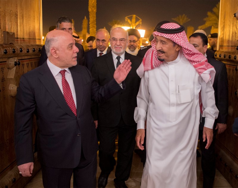 © Reuters. Saudi Arabia's King Salman bin Abdulaziz Al Saud welcomes Iraqi Prime Minister Haider Al-Abadi in Riyadh