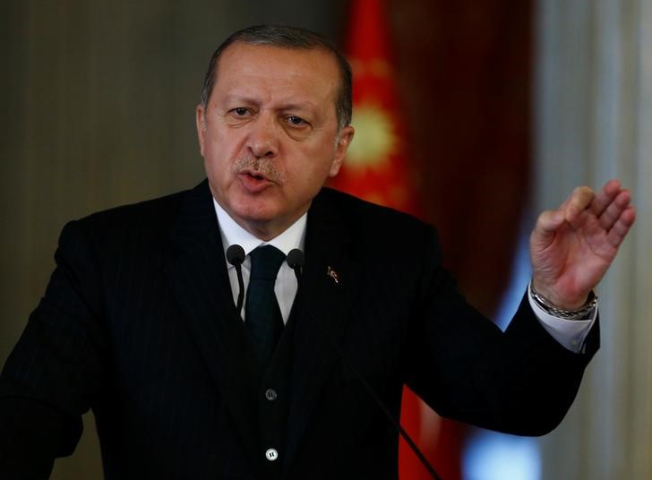 © Reuters. Turkish President Tayyip Erdogan speaks during a news conference in Istanbul