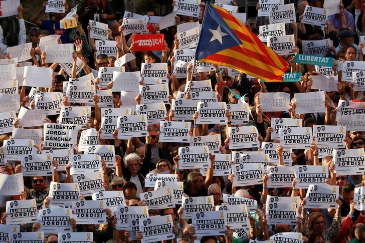 © Reuters. People hold up bannders during a demonstration organised by Catalan pro-independence movements ANC (Catalan National Assembly) and Omnium Cutural, following the imprisonment of their two leaders Jordi Sanchez and Jordi Cuixart, in Barcelona