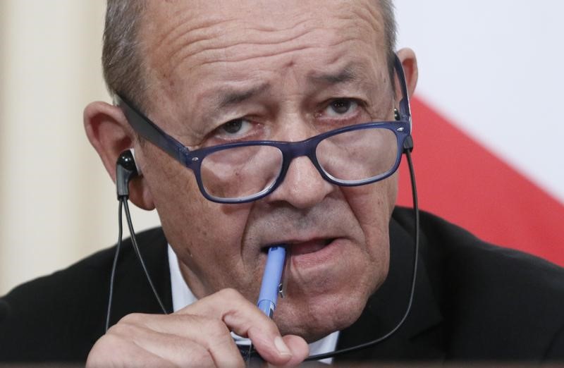 © Reuters. RAKKA NE DOIT "CERTAINEMENT PAS" REVENIR À ASSAD, DIT LE DRIAN