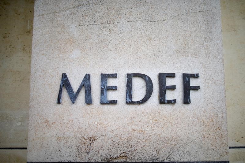 © Reuters. LE MEDEF DÉPLORE LE MAINTIEN EN L'ÉTAT DES SEUILS SOCIAUX