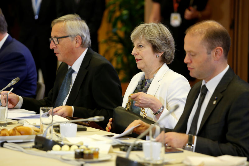 © Reuters. European Commission President Jean-Claude Juncker, British Prime Minister Theresa May, and Maltese Prime Minister Joseph Muscat take part in an EU summit in Brussels