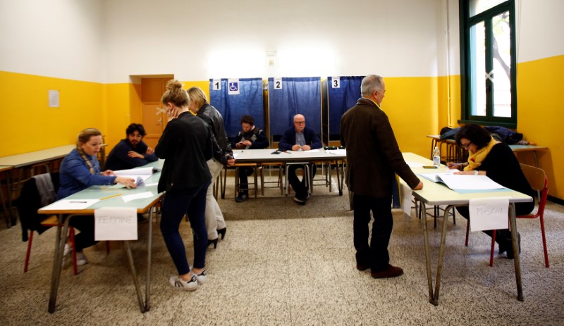 © Reuters. Residents arrive to cast their electronic votes for the Lombardy's autonomy referendum at a polling station in Milan