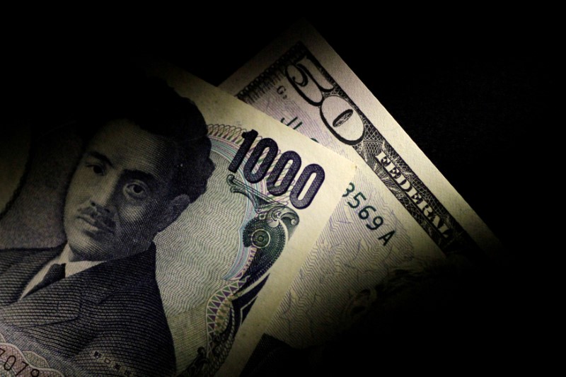 © Reuters. FILE PHOTO: Illustration photo of Japan Yen and U.S. Dollar notes