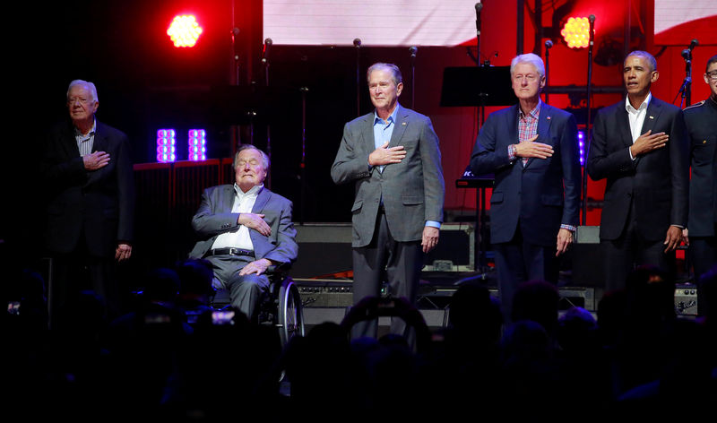 © Reuters. CINQ ANCIENS PRÉSIDENTS US À UN CONCERT CARITATIF